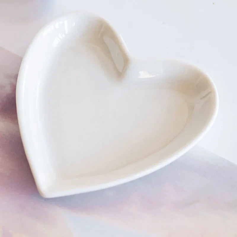 2Pcs White Serving Tray Ceramic Snack Plates Food Dish Heart Shaped Ceramics Tableware Snack Dessert Dining Table